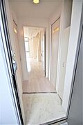 玄関から見たお部屋、ダウンライトで足元が明るくなっております。