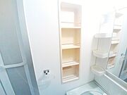 洗面台横の収納棚です。