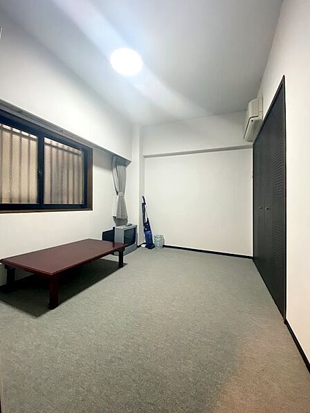 約5.8帖の洋室です。寝室としてもご利用いただけるかと思います。