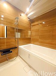 [風呂] ホテルへ宿泊しに来たような充実設備が整っている浴室。心身ともに癒されつつ、プライベートなひとときを送ることができるでしょう。保温効果の高い浴槽なので、家計にも嬉しいですね。