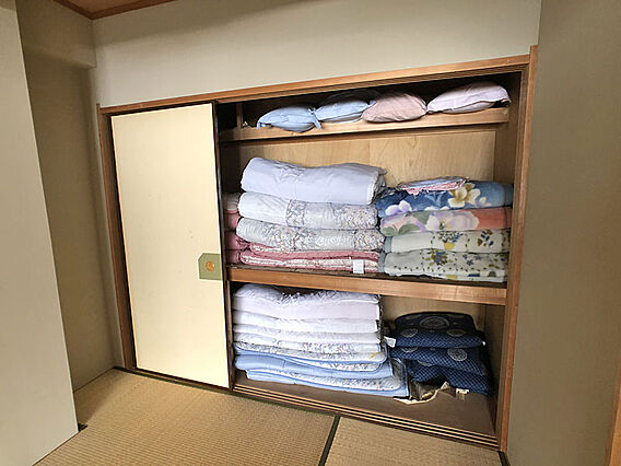 押入