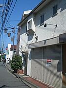 道路側から玄関と建物全体を見ています