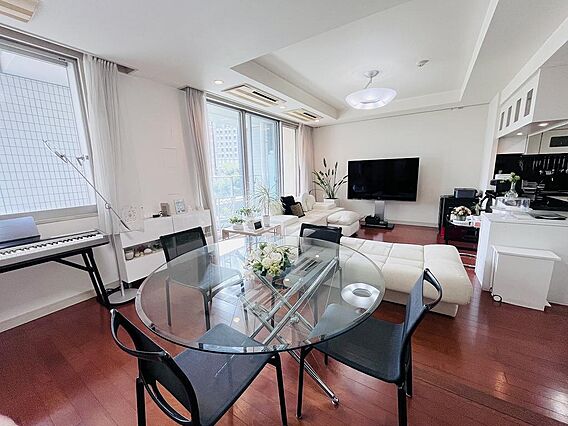 窓が多いため採...