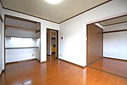 洋室6帖、照明器具は備え付けです。