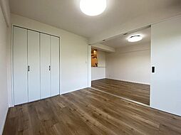 [内装] LDK隣の洋室は、引き戸を開けてLDKと一体的に使うことも可能です。
