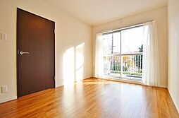[寝室] 大きな窓がある洋室は、たくさんの陽射しをお部屋に取り入れてくれます