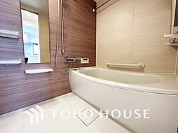 [風呂] シックな色合いの浴室は一日の疲れを癒す特別な空間に