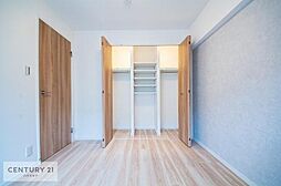 [内装] しっかりと収納が付いているのが嬉しいですね。居室をスッキリ整頓する事ができます！家具を選ばないシンプルなデザインの為、お気に入りの家具を活かす事ができます。