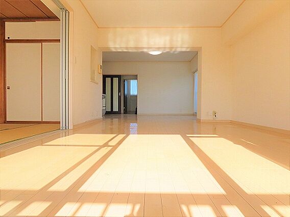 明るい日差しが...
