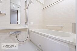 [風呂] ホワイトカラーをベースとしたバスルームです。一日の疲れを癒すリラックスタイムを過ごせます！毎日のバスタイムが楽しみになりますね。