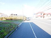 前面道路が広いので運転も安心です。