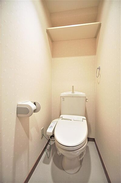 画像14:トイレは温水洗浄機能付きです。便利な小棚付きです。