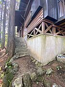 建物に到着です。もう数段、階段を上り、玄関へ。