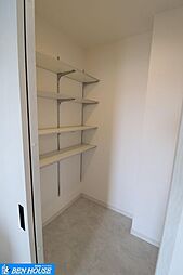 [収納] 全居室に収納スペースを設けておりますのでお部屋も片付きます。・可動棚で用途に合わせて、棚を移動できます・工夫すればよりたくさんの収納が可能ですね