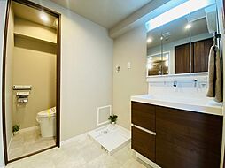 [洗面] ハンドシャワー付き機能的な洗面化粧台。ストレスフリーの広さの洗面所。
