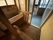 窓もあり明るい脱衣所
