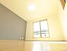 室内：■2階　8．5帖の洋室■アクセントクロスがステキです■二面採光、南西向きのお部屋で陽当り良好■バルコニーに面しています