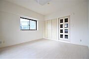 洋室９帖、照明器具は備え付けです。