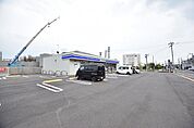 ローソン浜町店【ローソン浜町店】鹿児島市浜町にあるコンビニです。設備・サービス　ATM、イートイン、バルアフリートイレ、たばこ、お酒、まちかど厨房、マルチコピー機駐車場あり 420m