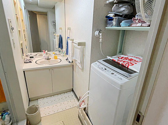 洗面室と洗濯機...