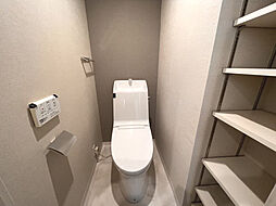 [トイレ] 可動式棚にストックもしっかり収納できて、いつでもスッキリ清潔なトイレ。
