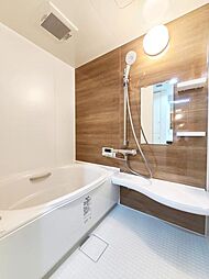 [風呂] シンプルながらも機能的で清潔感のある色合いの浴室ですね。