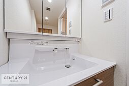 [洗面] 白を基調とした洗面所はとても清潔感があります！