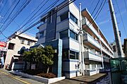 宮町商店街沿いで、買い物に便利な立地です。