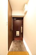 まるでホテルのような玄関です。間接照明がおしゃれな素敵な空間ですね。シューズBOXつきなので、散らかりがちな玄関もすっきりとできそうですね。