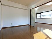 洋室６帖、照明器具は備え付けです。
