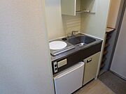 IHコンロとミニ冷蔵庫付きのシステムキッチン
