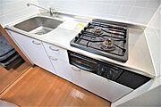２口ガスコンロ・グリル付きシステムキッチン、収納も充実しております。
