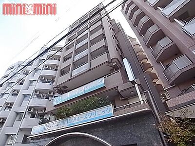 外観：駅前に建つマンションです