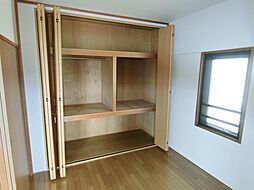 [寝室] 収納付きのお部屋は、室内スペースを広く使えますね。