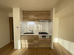 [キッチン] 収納豊富なキッチン　かさばるお鍋やお皿など収納できるのでいつでも作業スペースを広々ととることができます。