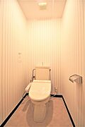 トイレは温水洗浄機能付きです。
