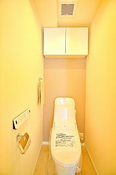 [トイレ] 清潔感のある内装のすっきりとしたデザインのトイレです。収納スペースもしっかりとあり安心ですね。
