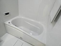 [風呂] 清潔感のあるホワイトでまとめられているため、清々しい気持ちで入浴できます。