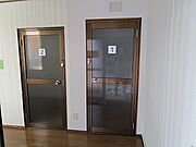 入り口の戸を開けると、突き当りが1号室と2号室になっています。