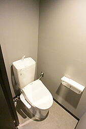 [トイレ] 【　トイレ　/　toilet　】ウォッシュレット付きトイレです。リフォームで新規交換済み