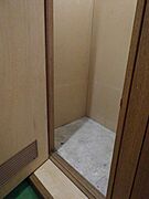 玄関中収納物置