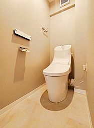 [トイレ] シンプルで清潔感のあるトイレ。