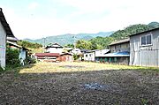 敷地内西側から入口方向