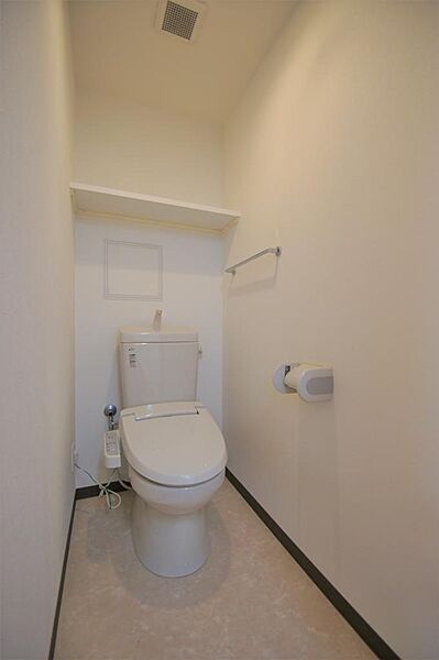 画像17:トイレは温水洗浄機能付き。