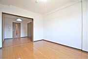 洋室７．２帖・４．６帖、照明器具は備え付けです。