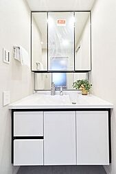 [洗面] 脱衣所にもなる洗面室には、鏡裏と足元が収納になっているLIXIL製洗面化粧台を設置しました。