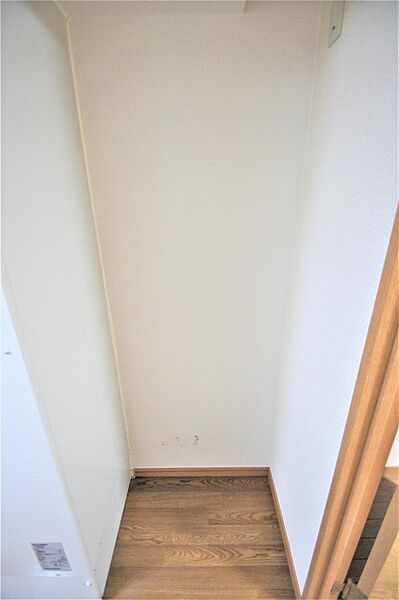 画像14:電気温水器とお部屋の間に冷蔵庫を設置するスペースがあります。