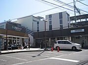 京急富岡駅前、横に京急ストアや１００円ショップのキャンドゥもありお勤め帰りのお買い物に大変便利です