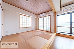 [内装] タタミの香りが安らぎを与える、リラックス空間。窓も大きく開放感のある和室となっております。日本人の心感じる「和」の空間。井草の香り漂う空間は癒しのひと時を演出してくれます！