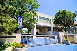 [周辺] 横浜市立あざみ野中学校まで816m、校章の由来は開校まもなく、地域・生徒・教職員で校章づくり委員会を発足させた。作品の募集を多数募り、審査を重ねて決定した。